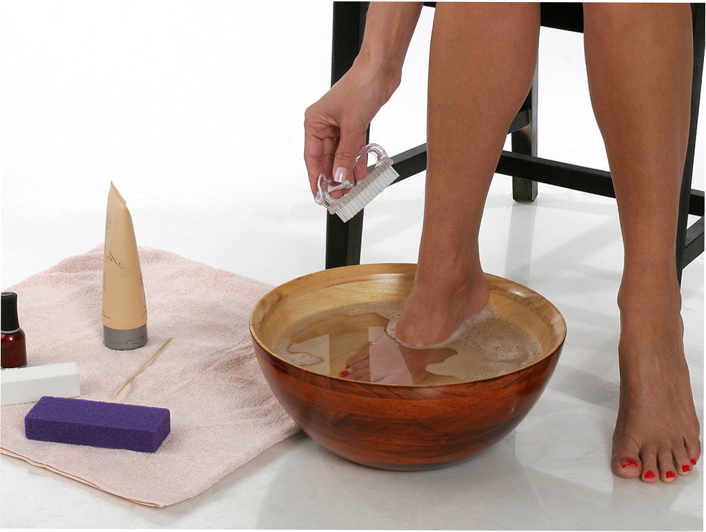Ванночка для чистки. Распаривающие ванночки для ног домашние. Классический педикюр ноги в тазике. Горчичные ванночки для ног. Тазик для педикюра.