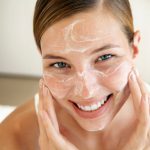 Как очистить кожу лица в домашних условиях: салфетки, спонжи или щетки?