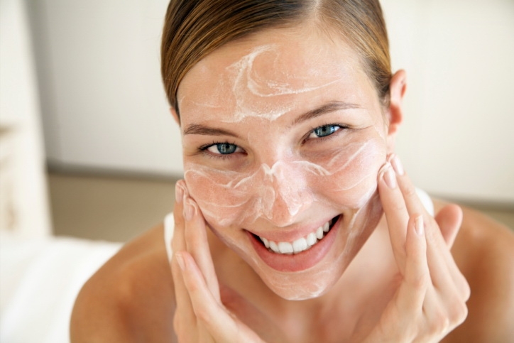Как очистить кожу лица в домашних условиях: салфетки, спонжи или щетки?