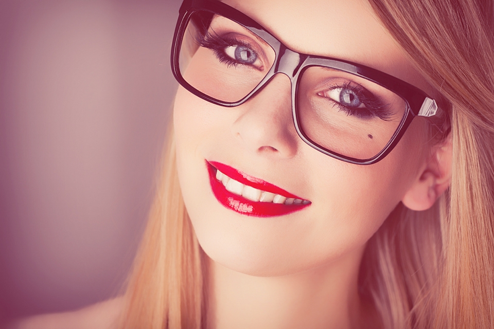 Правила нанесения макияжа: линзы и очки
