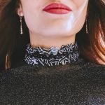 Что означает чокер на женской шее и почему он снова в моде
