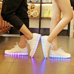 Белые кроссовки со светящейся подошвой